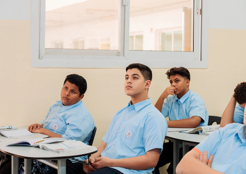 فتيات في المختبر